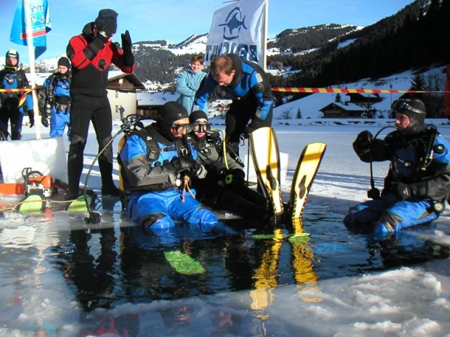  Buceo en hielo cerca del lago Lemán 